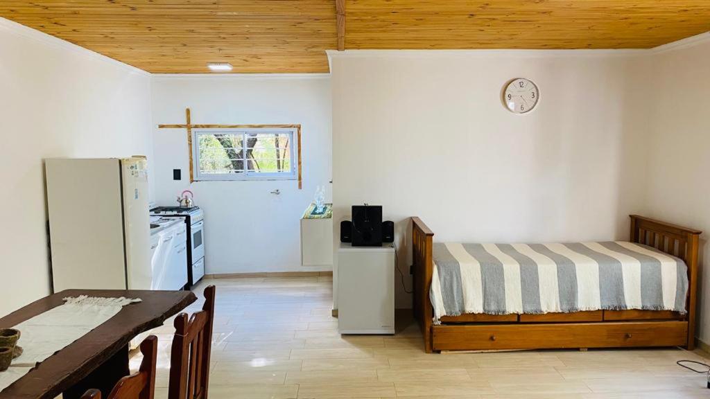 Quebrada de los PozosCabañas La Esperanza的一间厨房,内设一张床和一台冰箱