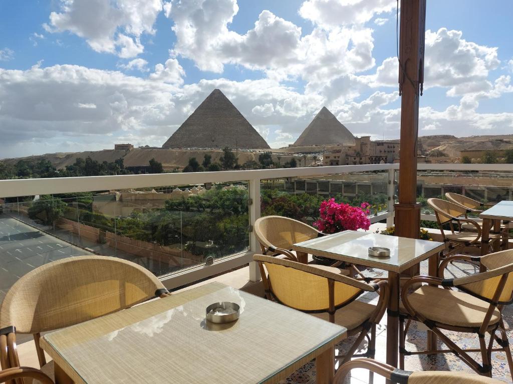 Balkón nebo terasa v ubytování DouDou Pyramids View Hotel