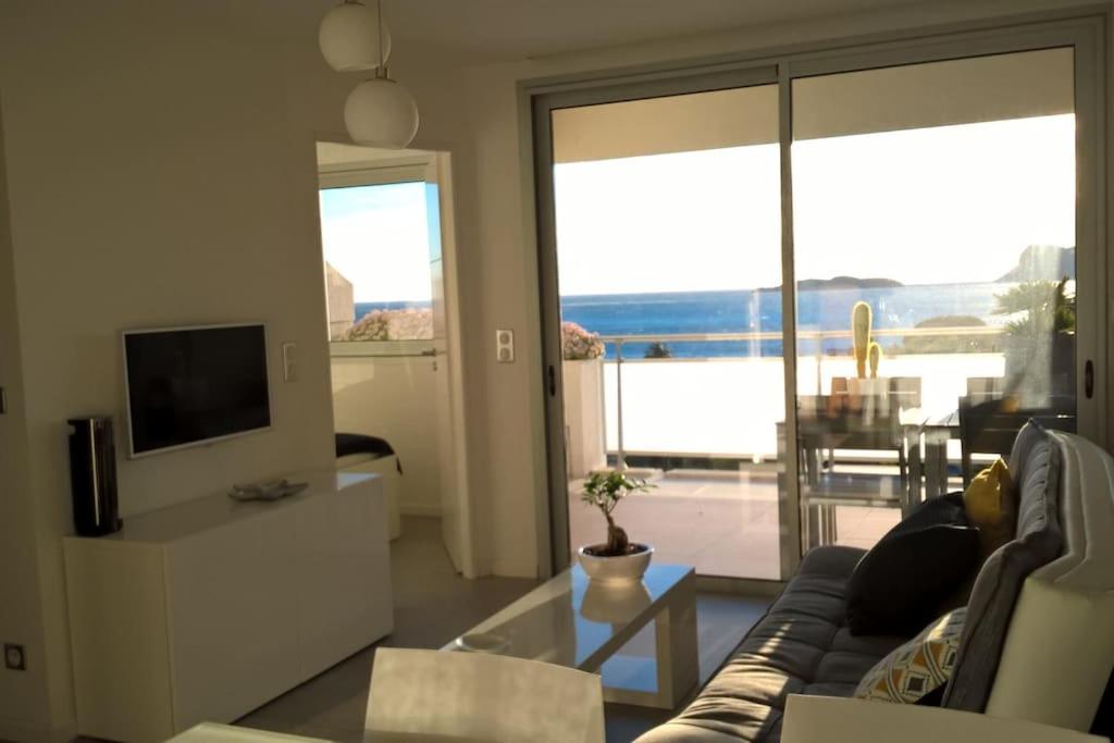 un salon avec un canapé et une vue sur l'océan dans l'établissement Antilles YourHostHelper, à La Ciotat