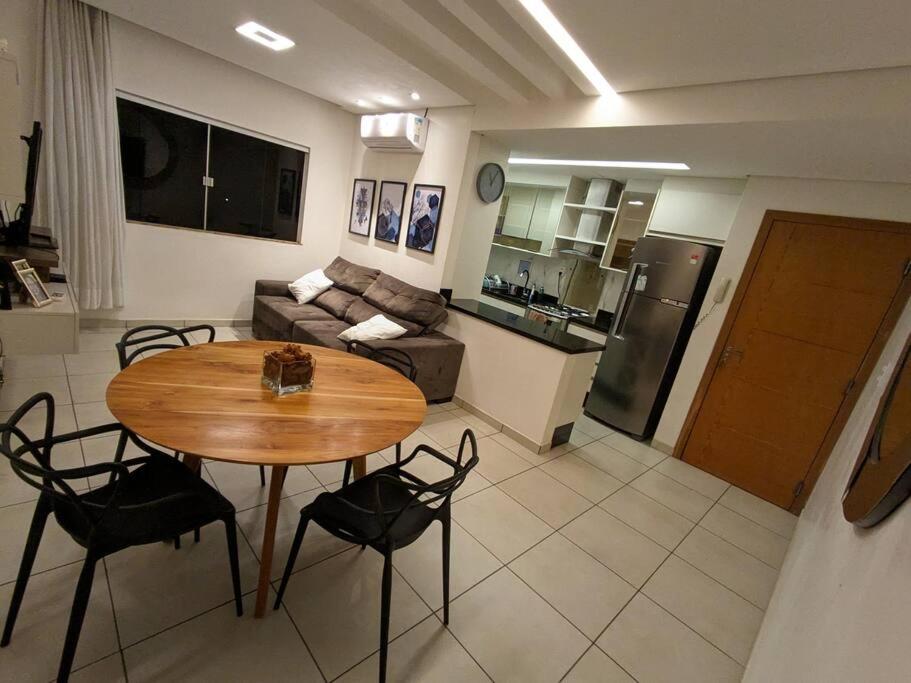 a kitchen and a living room with a table and chairs at Ap Guanabara-Liberdade-Pertinho de Tudo-Central in Porto Velho