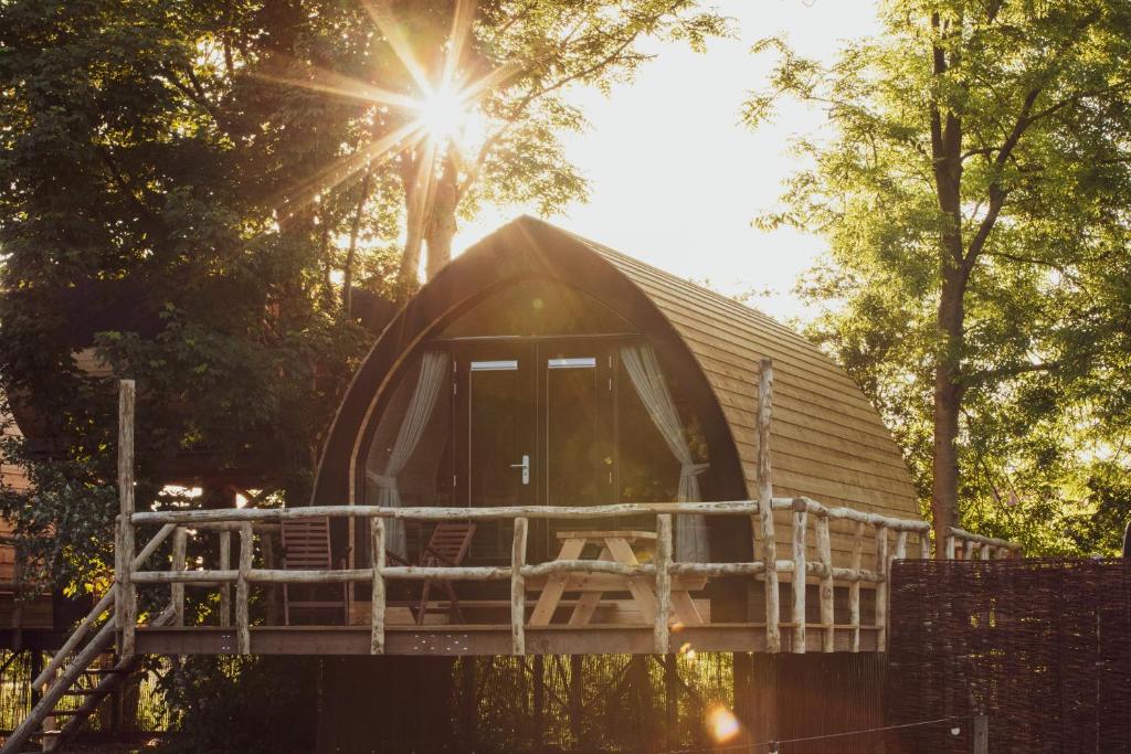 een boomhut midden in een bos bij Boomhuis met optioneel wellness - Vakantiepark de Schreiershoek in Dokkum