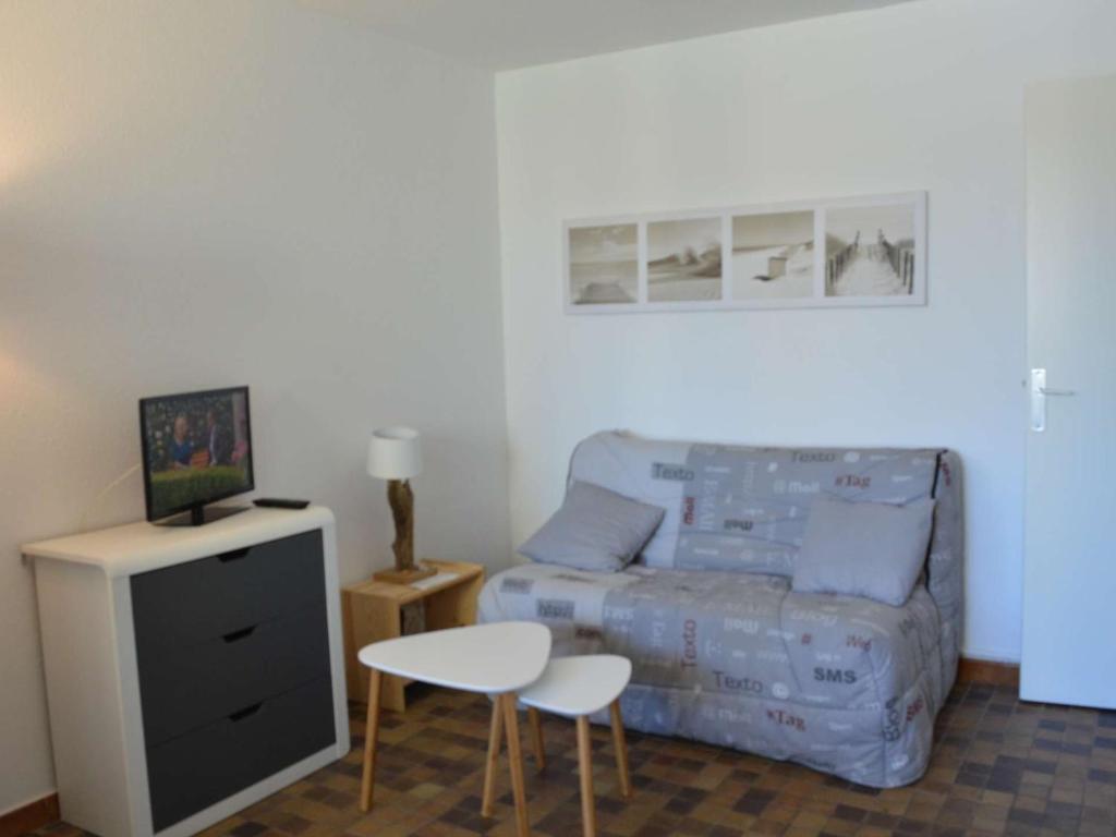 un salon avec un canapé, une table et des chaises dans l'établissement Appartement cosy 2 pièces, clim mobile, près de la plage, 4 couchages, Narbonne Plage - FR-1-229B-84, à Narbonne
