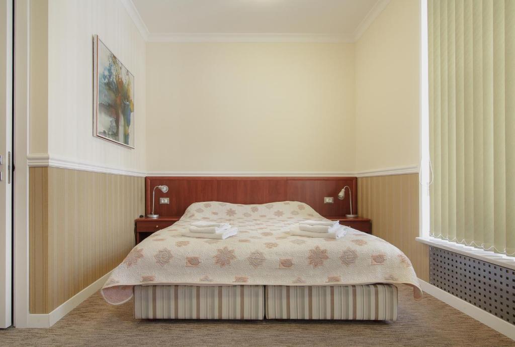Postel nebo postele na pokoji v ubytování Consul Hotel Консул