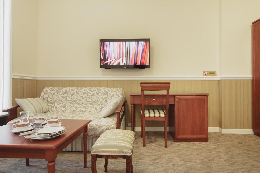 TV a/nebo společenská místnost v ubytování Consul Hotel Консул