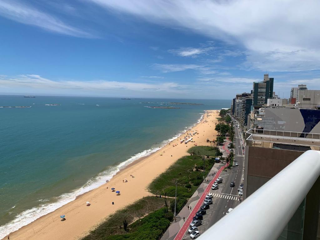 a view of a beach and the ocean at Ocean Flat Premium com vista para o mar in Vila Velha