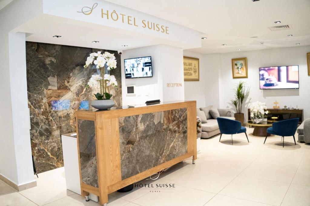 een lobby met een hotelulse bord aan de muur bij Hôtel Suisse Tunis in Tunis