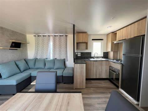 Kuchyň nebo kuchyňský kout v ubytování Kokua Vacances présente MOBIL HOME résidentiel toutes options camping 4 étoiles CANET