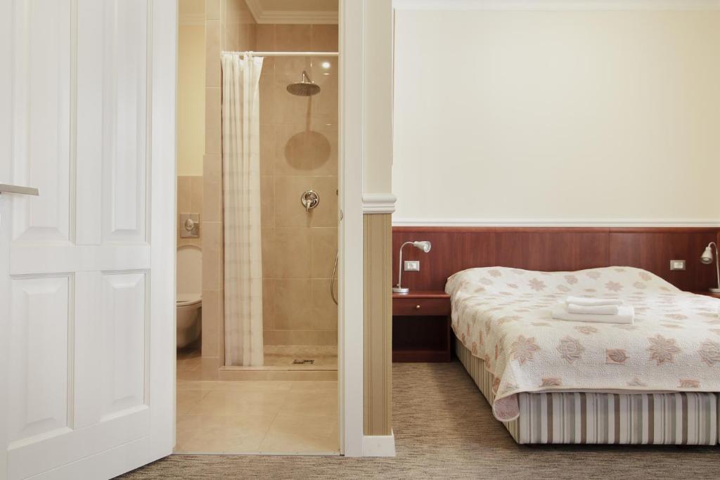 Postel nebo postele na pokoji v ubytování Consul Hotel Консул