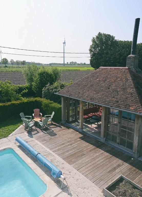 Het zwembad bij of vlak bij The Treehouse Gistel