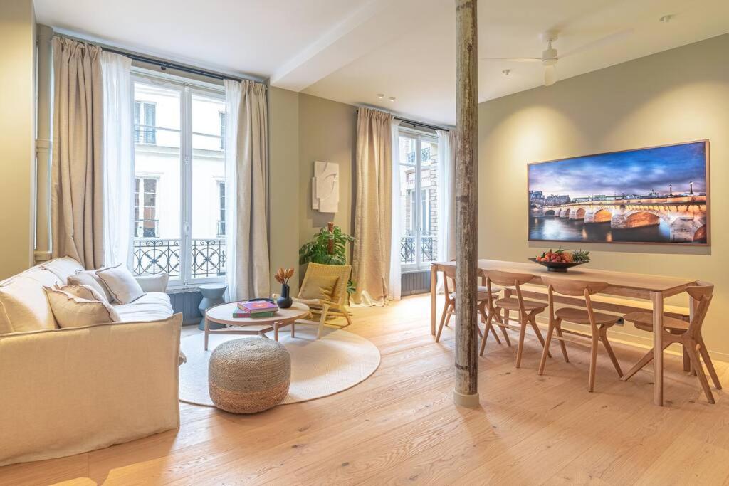 un salon avec un canapé et une table dans l'établissement Marais - Magnificent 3BR/BTH decorated with taste, à Paris
