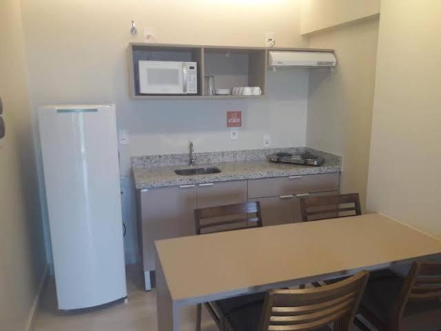 uma cozinha com uma bancada e um frigorífico em Salinas Park Resort 2/4 em Salinópolis