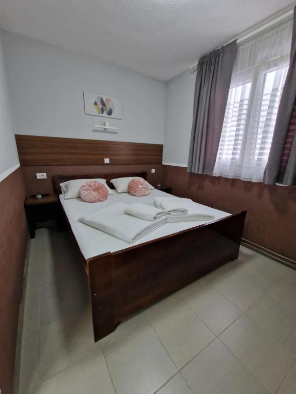 Ein Bett oder Betten in einem Zimmer der Unterkunft Hotel Djerdan
