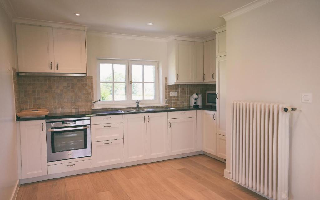 Een keuken of kitchenette bij The Treehouse Gistel