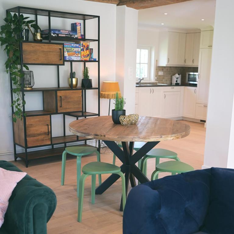 Een keuken of kitchenette bij The Treehouse Gistel
