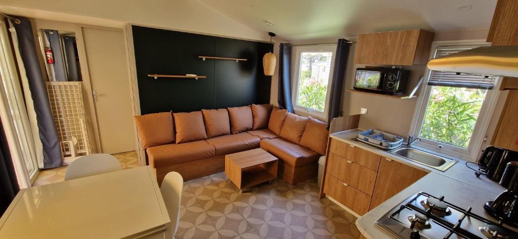 Kuchyň nebo kuchyňský kout v ubytování Kokua Vacances présente MOBIL HOME résidentiel toutes options camping 4 étoiles CANET