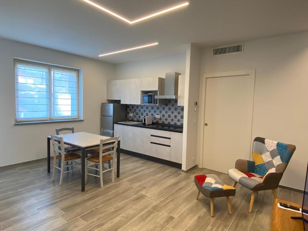 a kitchen and dining room with a table and chairs at Ca’ del Riccio Blu in Bra