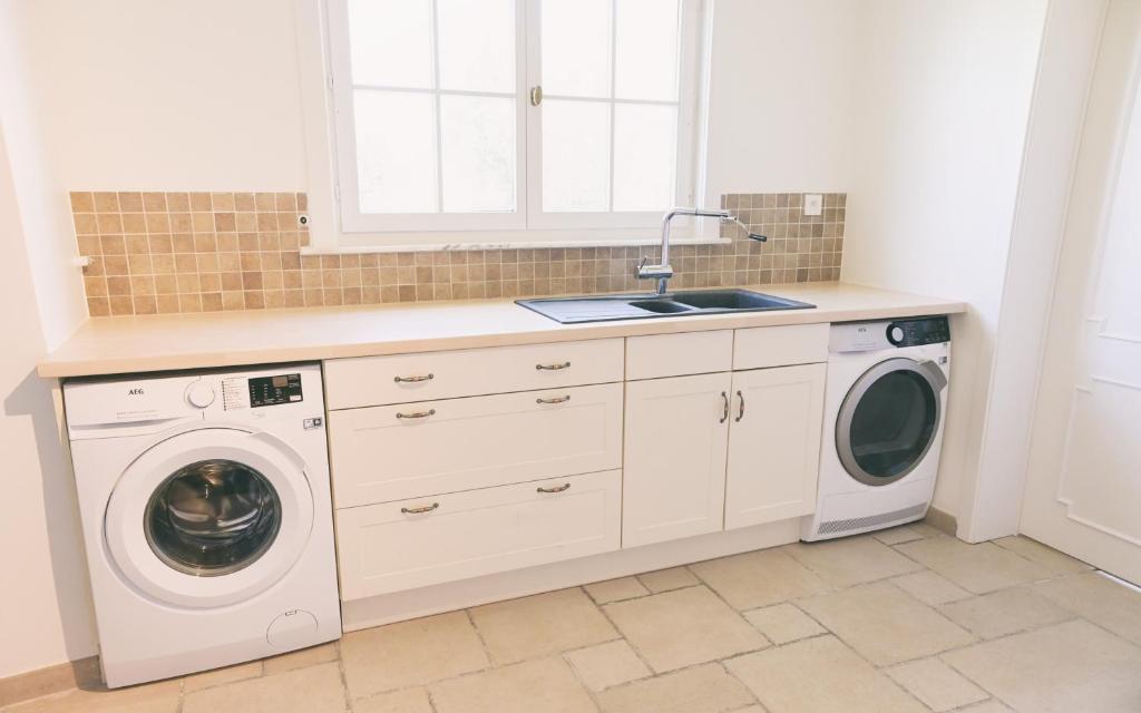 Een keuken of kitchenette bij The Treehouse Gistel