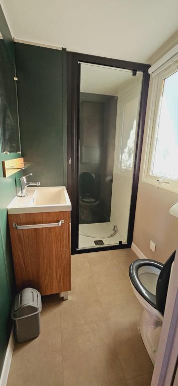 Koupelna v ubytování Kokua Vacances présente MOBIL HOME résidentiel toutes options camping 4 étoiles CANET