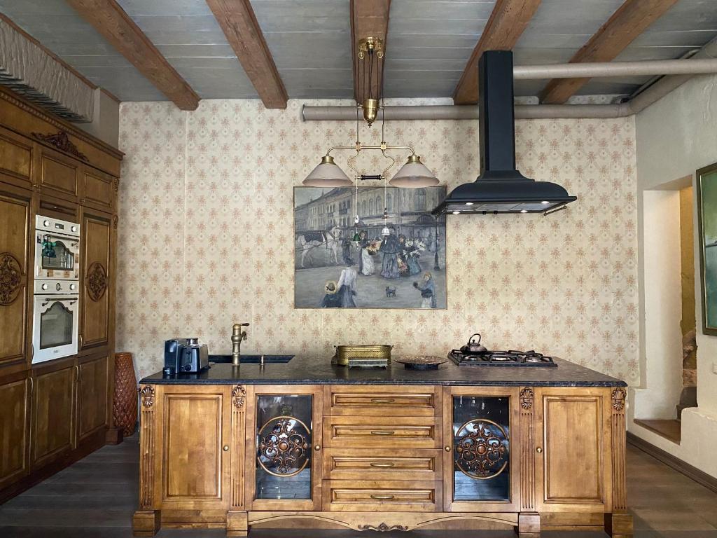 una cocina con una isla de madera en una habitación en Uzupis Angel 3 bedroom Apartment, en Vilna