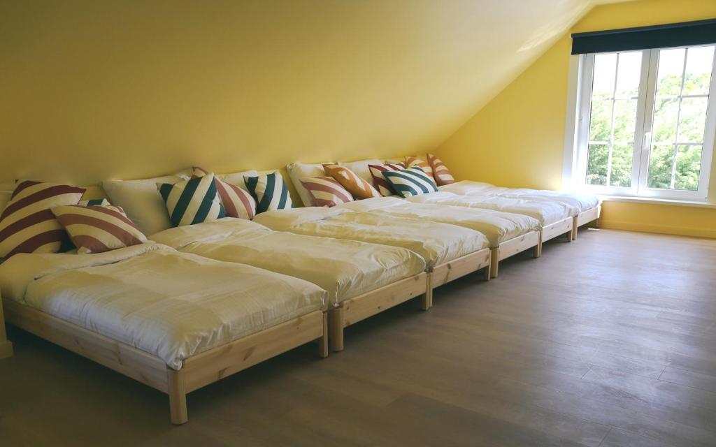 Een bed of bedden in een kamer bij The Treehouse Gistel