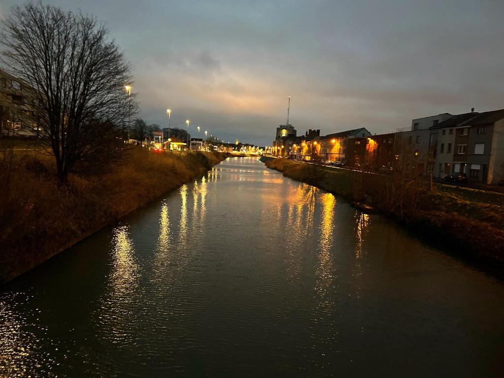 uma vista para um rio à noite com luzes em Trietje em Gent