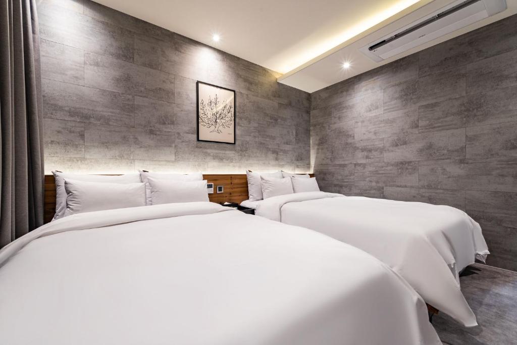 Postel nebo postele na pokoji v ubytování Sokcho Business Hotel CAMEL