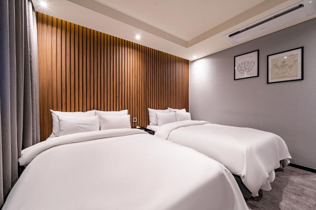 Postel nebo postele na pokoji v ubytování Sokcho Business Hotel CAMEL
