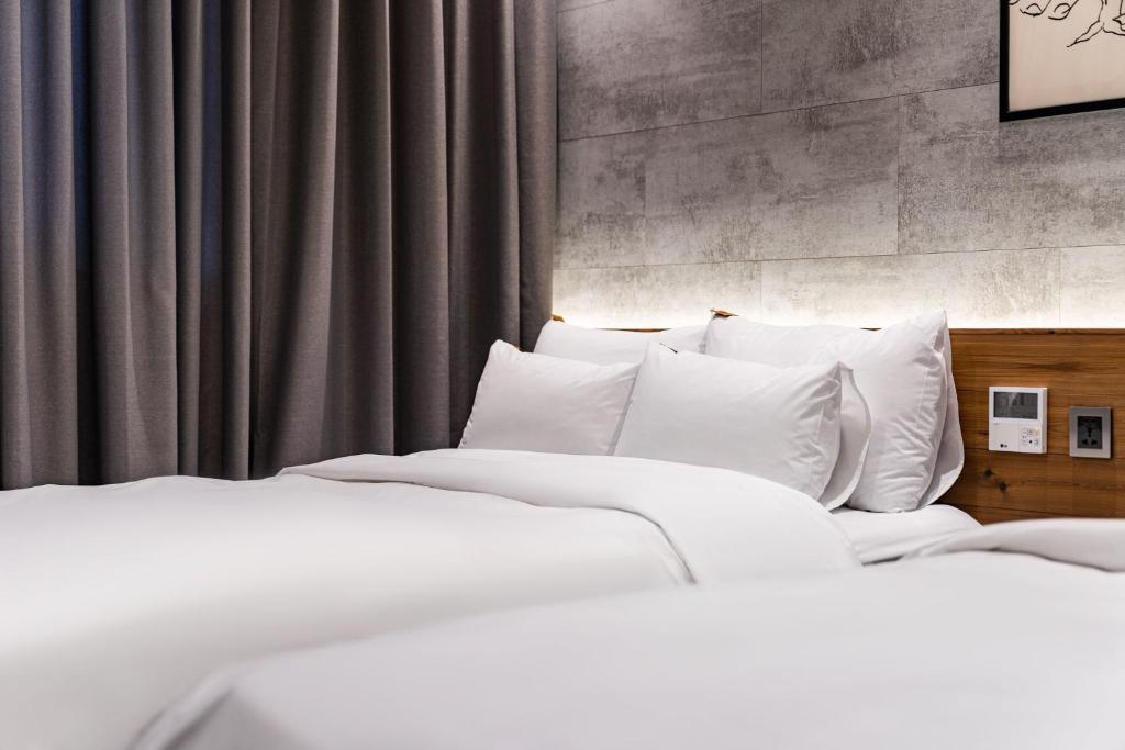 Postel nebo postele na pokoji v ubytování Sokcho Business Hotel CAMEL