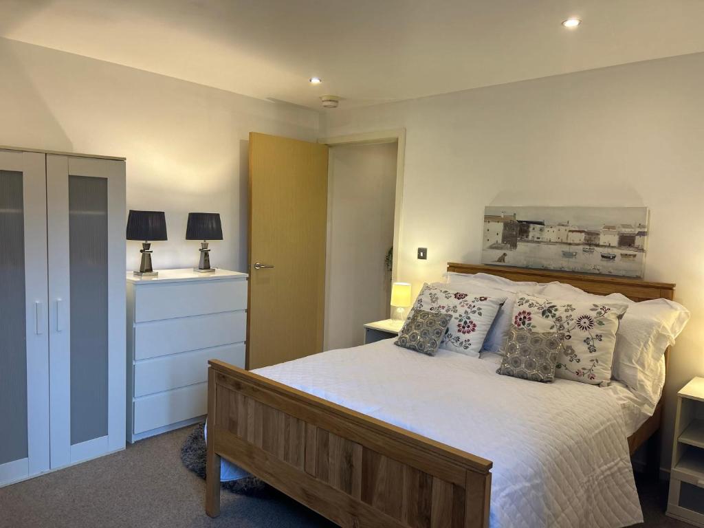 Een bed of bedden in een kamer bij Quay View Apartment