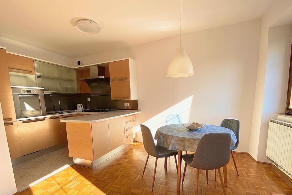 cocina con mesa y sillas en una habitación en Apartment P47 en Koper