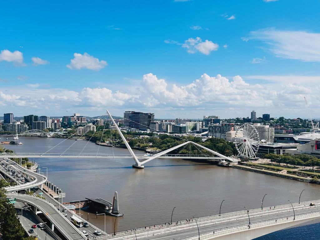 een witte brug over een rivier met een stad bij Eyes on the Fireworks Lux Riverfront 2KingBed Apt in Brisbane