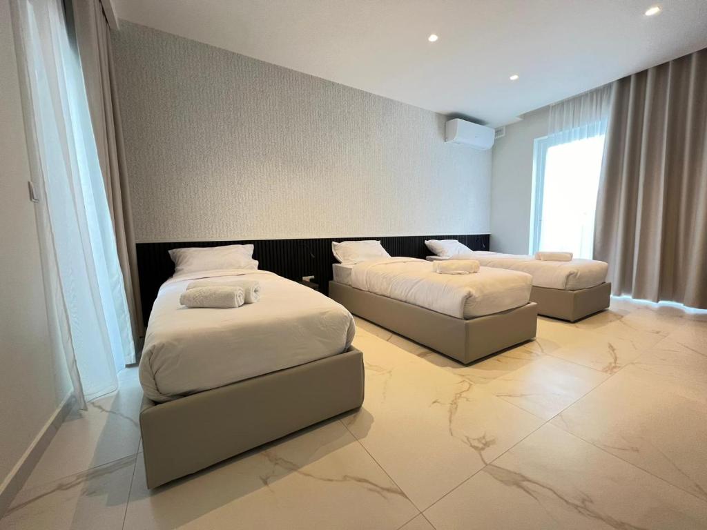 Postel nebo postele na pokoji v ubytování Mayfair by Premier Suites MT