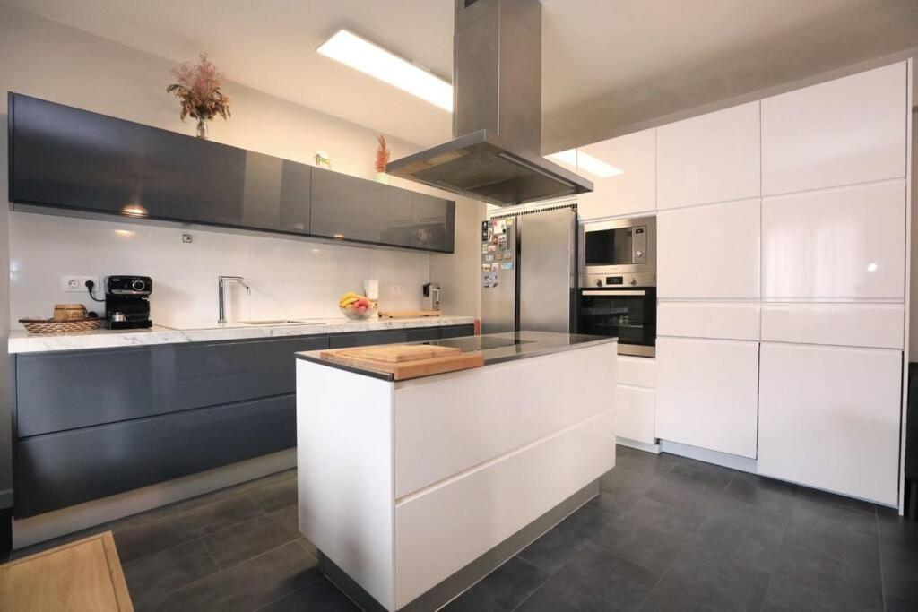 Majoituspaikan Amazing modern apartment! keittiö tai keittotila