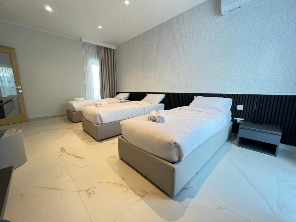 Postel nebo postele na pokoji v ubytování Mayfair by Premier Suites MT