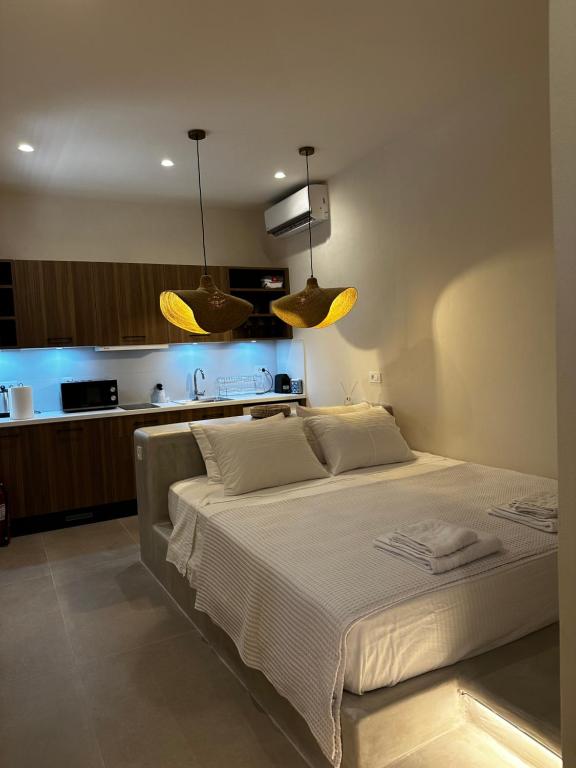 Postel nebo postele na pokoji v ubytování Serenity Suites