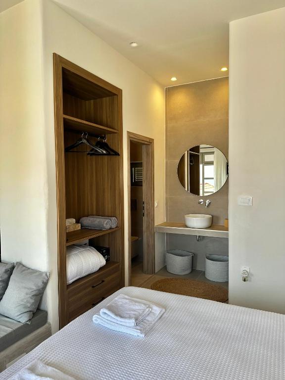 Postel nebo postele na pokoji v ubytování Serenity Suites