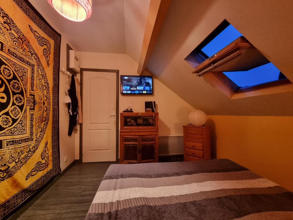 une chambre avec un lit, une commode et une fenêtre dans l'établissement OFFRE SPECIALE JO AVEC TRANSPORT GRATUIT SUR DEMANDE Chambre privée dans grande maison de ville avec jardin, à Wattrelos