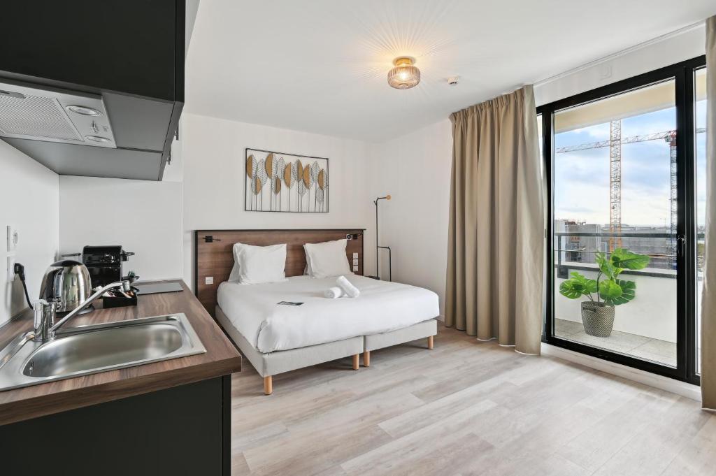 All Suites Paris Ouest Colombes - Superior Studio (double Bed) Balcony