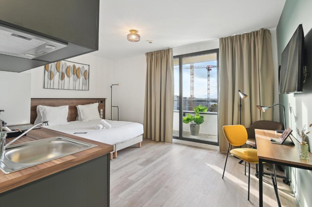 All Suites Paris Ouest Colombes - Superior Studio (double Bed) Large Balcony
