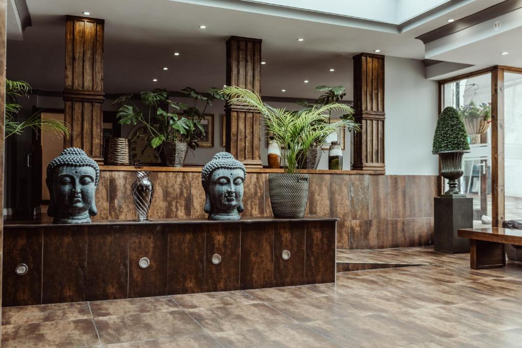um átrio com duas estátuas de cabeças numa secretária em The Kings Arms Hotel em Berwick-Upon-Tweed