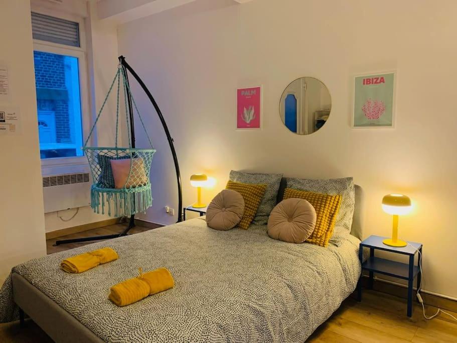 um quarto com uma cama com duas almofadas em cocooning modern design studio em Avesnes-sur-Helpe