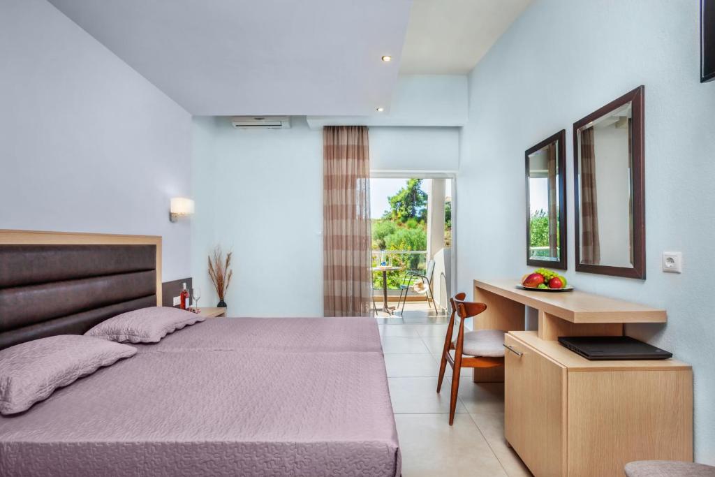 Postel nebo postele na pokoji v ubytování Iris Hotel