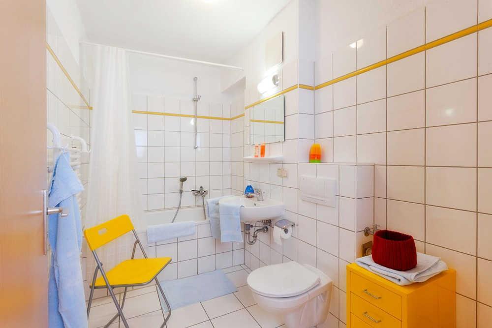 Baño blanco con aseo y lavamanos en Wohnung 22, en Ostseebad Karlshagen