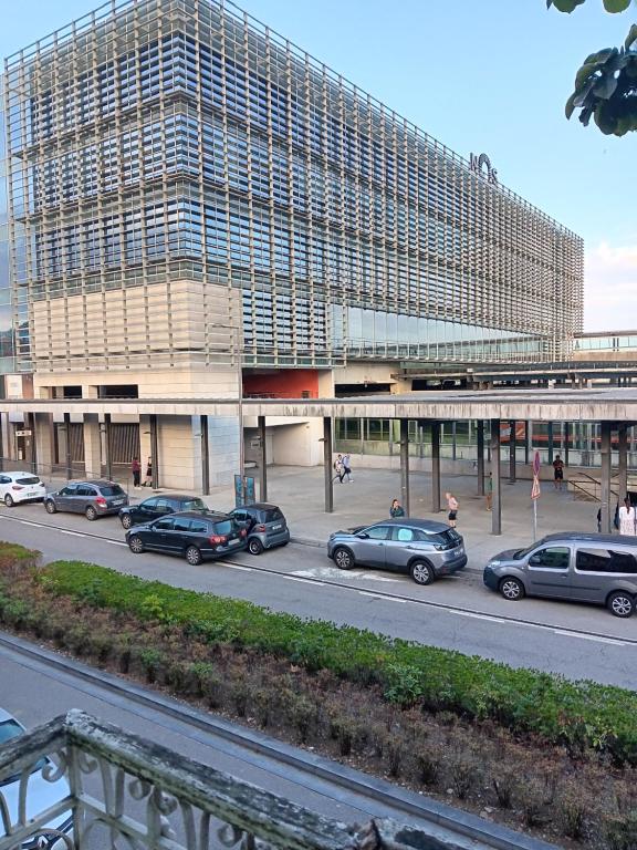 un gran edificio con coches estacionados frente a él en Porto Centro Station en Oporto