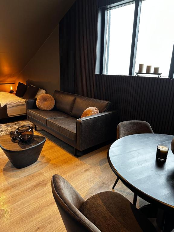 een woonkamer met een bank en een tafel bij Keflavik Cozy Apartments in Keflavík