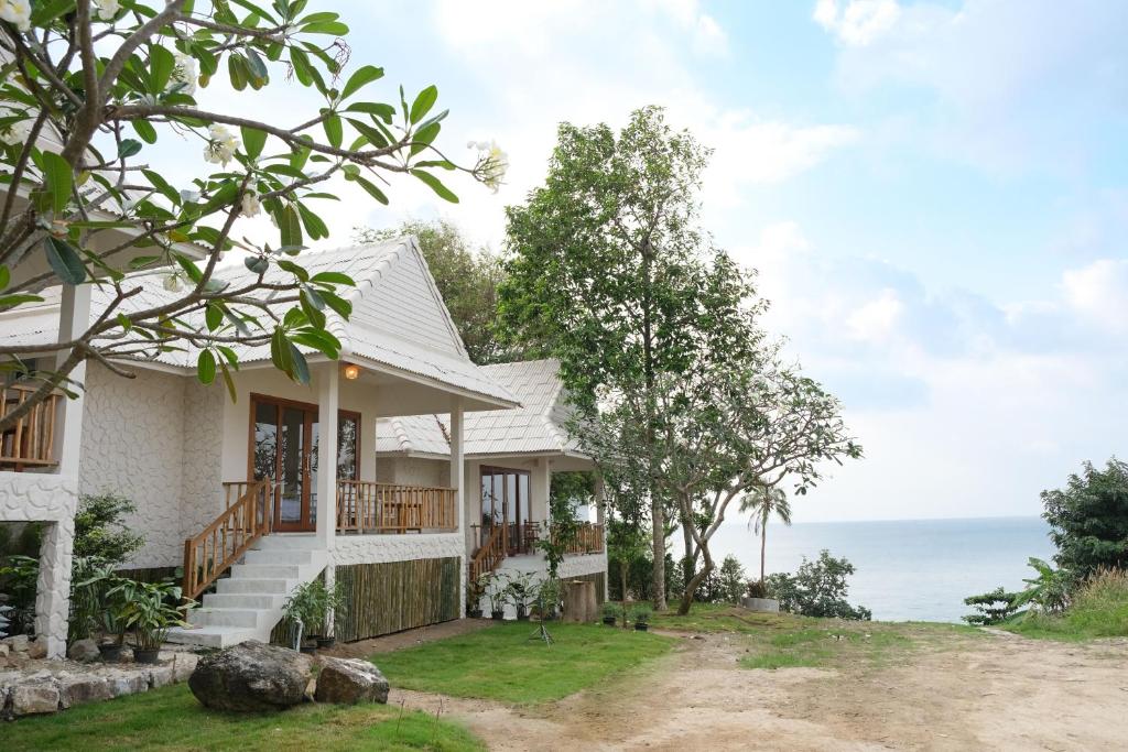 a house with a view of the ocean at Nymph Hideout in Ko Phangan