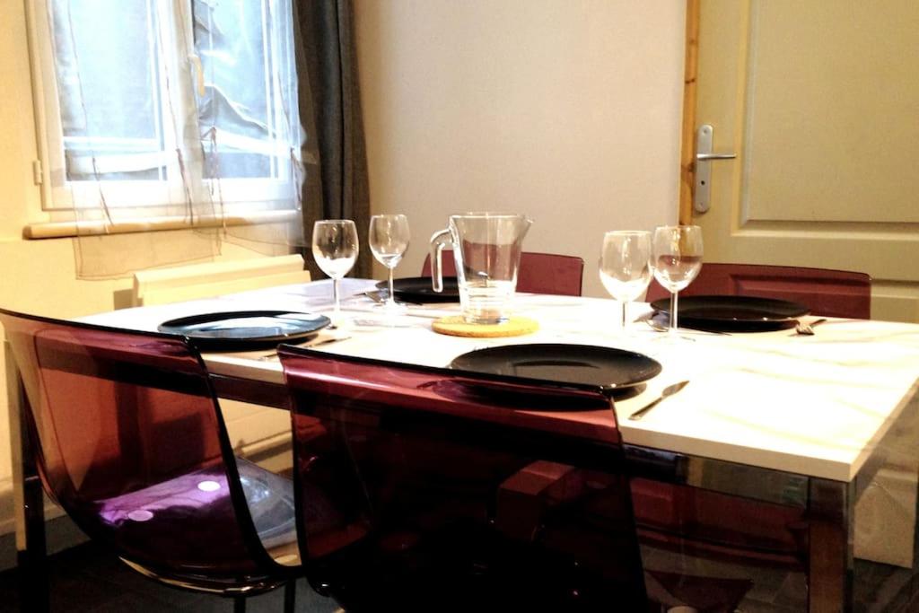 a table with wine glasses on top of it at L&#39;Orchidée L&#39; Appart&#39; en centre ville de Honfleur in Honfleur