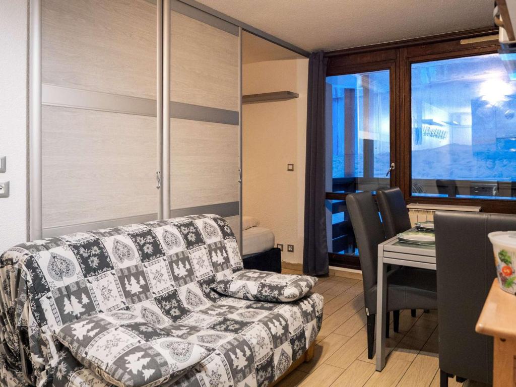 un salon avec un canapé et une table dans l'établissement Appartement moderne à Val Thorens - 4 pers, 3 Flocons Argent, balcon nord, skis aux pieds - FR-1-637-36, à Val Thorens