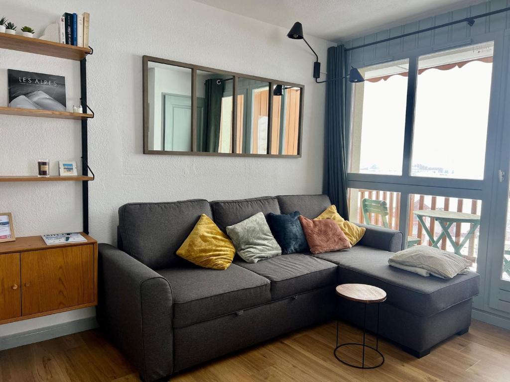 a living room with a gray couch with pillows at Appartement Valloire, 2 pièces, 4 personnes - FR-1-263-529 in Valloire