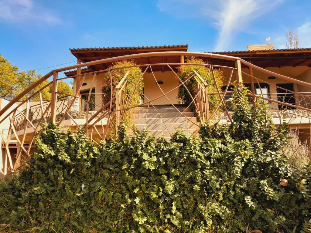 una casa con un montón de plantas delante de ella en Anicca Posada en San Marcos Sierras